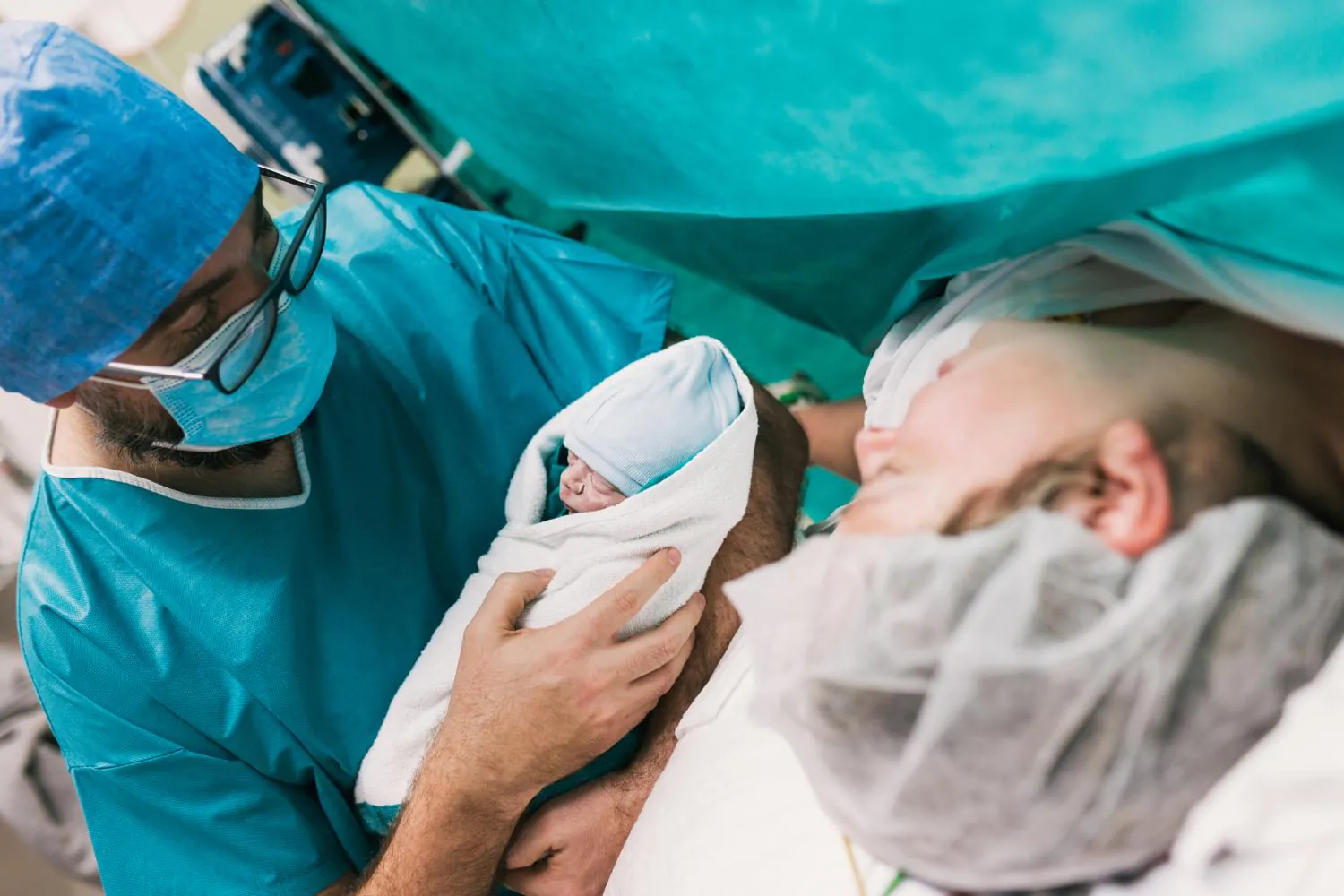Azithromycin during unscheduled C-sections cuts postpartum infections by 20% in real-world study