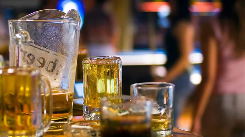 Popular drinking harm-reduction tricks don't really work on their own, study finds