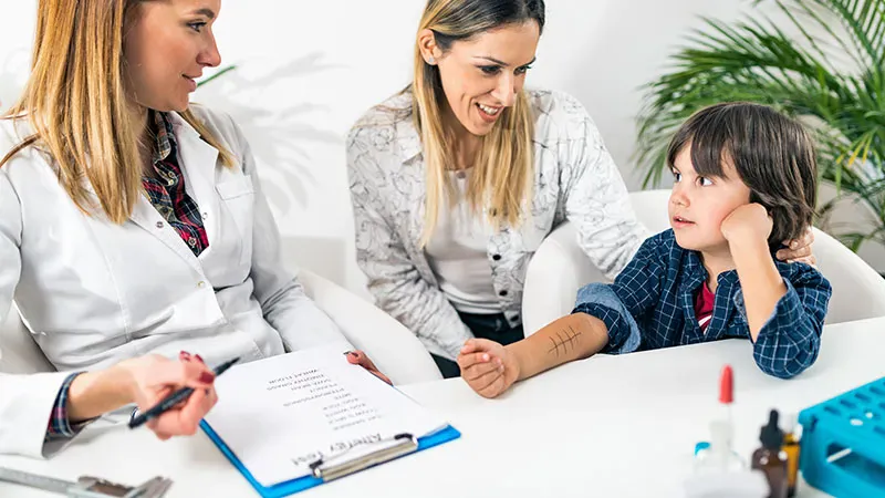 Epinephrine reactions in preschool food allergy therapy are rare but tied to key risk factors